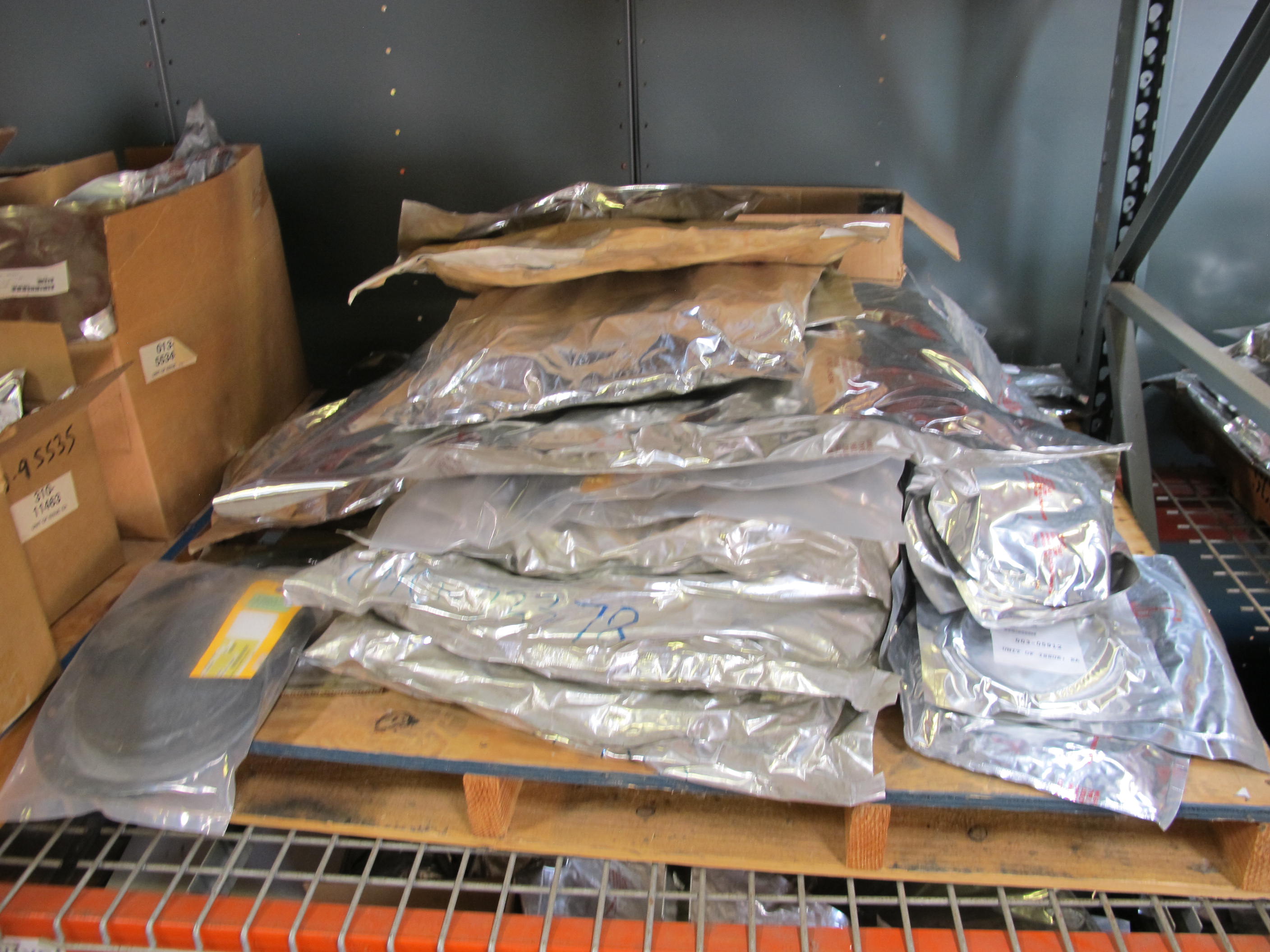 LOT TO INCLUDE: OIL SEALS, TANK GLASS FLANGE, GEN. SEALS, ACTUATOR DIAPHRAGM, ETC.. LOADING & HANDLING FEE $30-4165